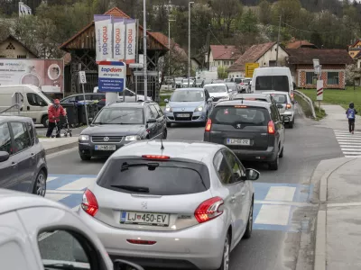 - &Scaron;kofljica &ndash; prometni zastoj - 18.04.2023 - naselje Gumni&scaron;če ob glavni cesti &Scaron;kofljica &ndash; Kočevje //FOTO: Jaka Gasar