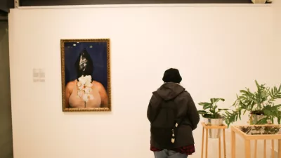 - simbolična fotografija – nasilje nad ženskami - - 22.11.2018 – Galerija Kresija - razstava "Ko je drugič udaril v vrata, sem čez luknjo prelepila plakat.", ki je nastala v sodelovanju z Društvom SOS telefon, //FOTO: Bojan Velikonja