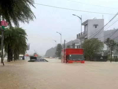 19 November 2025, Vietnam, Quy Nhon: A truck drives through a flooded street in Quy Nhon after heavy rain and landslides caused flooding in Vietnam. The National Center for Hydro-meteorological Forecasting announced that it would continue to rain heavily in the region on Wednesday, with up to 400 millimetres of rainfall expected in some areas. The authorities warned of further flooding and landslides. Photo: Tran Van Thong/dpa