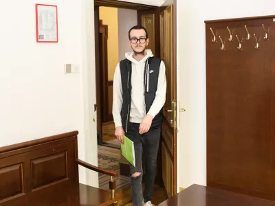 Priznal izsiljevanje gostinca: krive so babice, ki vse dovolijo