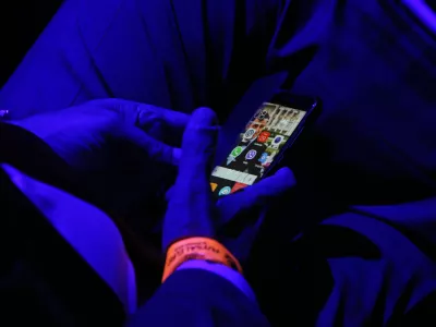 - simbolična fotografija &ndash; pametni mobilni telefon - aplikacije - Android - aplikacije - //FOTO: Tomaž Skale