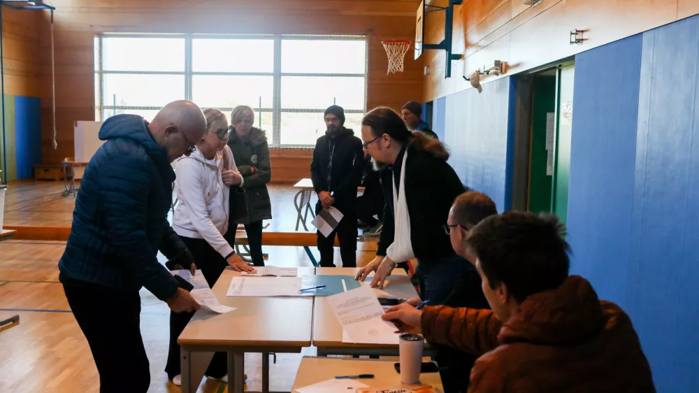 - Voli&scaron;če O&Scaron; Polje,- 23.11.2025. - Zakonodajni referendum o Pomoči pri prostovoljnem končanju življenja.//FOTO: Bojan Velikonja