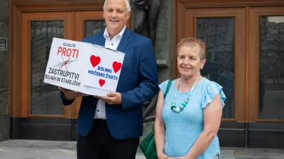Ljubljana, pred DZ.Prvopodpisana Ales Primc in Milena Miklavcic sta v DZ vlozila vec kot 15.000 podpisov za zacetek postopka za razpis referenduma o pomoci pri prostovoljnem koncanju zivljenja.