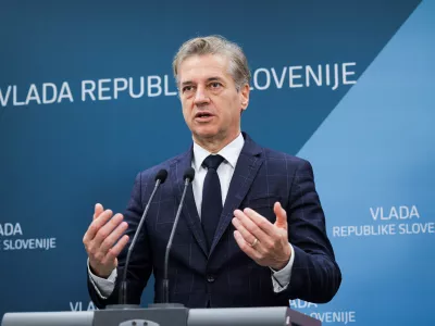 Ljubljana, vlada.Izjava za medije po sestanku predsednika vlade Roberta Goloba s predstavniki zdruzenj obcin in mestnih obcin, skupnosti obcin in razvojnih centrov o noveli zakona o skladnem regionalnem razvoju.