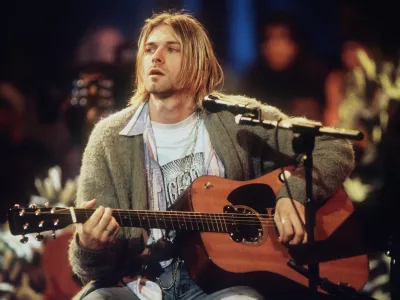 Pevec Nirvane Kurt Cobain med akustičnim nastopom v New Yorku, med katerim je nastal tudi kultni album Unplugged in New York. F Getty Images