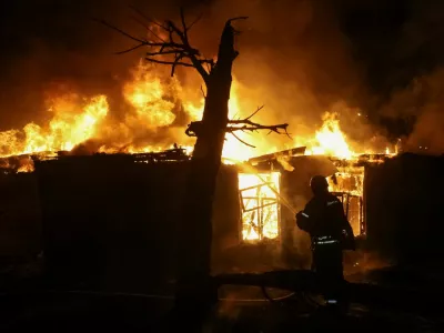 A firefighter works at the site of a Russia drone strike, amid Russia's attack on Ukraine, in Kharkiv, Ukraine November 23, 2025. REUTERS/Vyacheslav Madiyevskyy   TPX IMAGES OF THE DAY