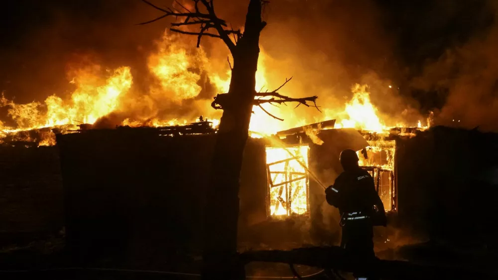 A firefighter works at the site of a Russia drone strike, amid Russia's attack on Ukraine, in Kharkiv, Ukraine November 23, 2025. REUTERS/Vyacheslav Madiyevskyy   TPX IMAGES OF THE DAY