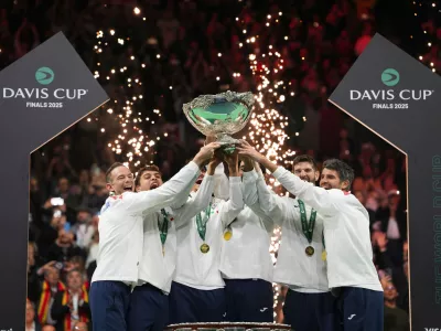 23 November 2025, Italy, Bologna: Italy players celebrate after winning the 2025 Davis Cup final match between Italy and Spain at Bologna Fiere. Photo: Massimo Paolone/LaPresse via ZUMA Press/dpa