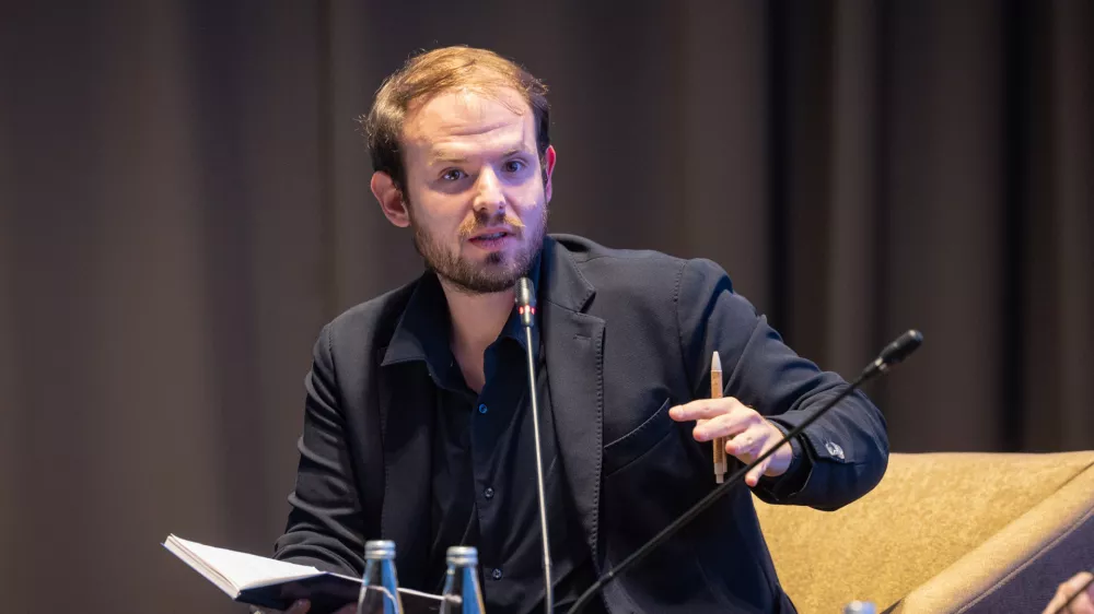 Ljubljana, hotel Grand Plaza.Mednarodni kongres dela z naslovom Razdeljeni svet, zdruzeno delavstvo.Moderator panela Faris Kocan.