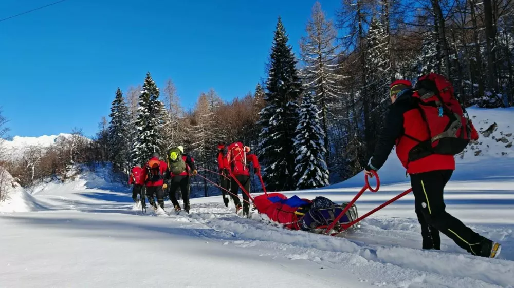 Bohinjski gorski re&scaron;evalci so pomagali mo&scaron;kemu z bolečinami v hrbtu. 