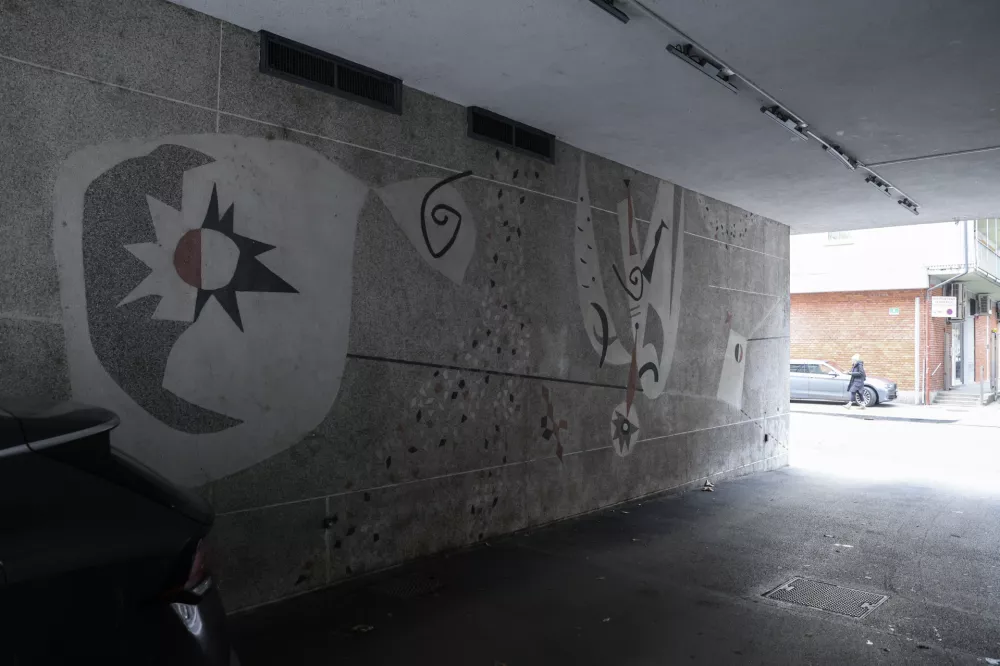 Prezrte freske, mozaiki in reliefi na ljubljanskih stavbah in ulicah