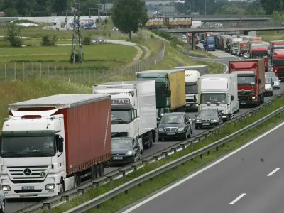 - zastoj na &scaron;tajerski avtocesti v smeri Celja od priključka &Scaron;entjakob proti Domžalam zaradi prometne nesreče, cesta zaprta od 10,49 do 19,20 ure- prometna nesreča na &scaron;tajerski avtocesti - 53-letni voznik se je peljal s tovornim vozilom po avtocesti iz Ljubljane proti Domžalam. Za odcepom za &Scaron;entjakob je trčil v tovorno vozilo s priklopnikom, ki je zaradi okvare stalo na odstavnem pasu in je bilo označeno s predpisano prometno signalizacijo. Po trčenju se je tovorno vozilo prevrnilo levo po vozi&scaron;ču.. V tistem trenutku pa je pripeljal 67-letni Ljubljančan z osebnim vozilom in trčil v prevrnjeno vozilo. Po trku sta vozili zagoreli. Voznika v tovornem vozilu, sicer madžarska državljana, v prometni nesreči nista bila po&scaron;kodovana. 53-letnik pa je s hudimi telesnimi po&scaron;kodbami obležal v gorečem vozilu, iz katerega ga je re&scaron;il 41-letnik iz okolice Ribnice- kolone - gneča//FOTO: Jaka AdamičOPOMBA: ZA OBJAVO V ČASOPISU DNEVNIK