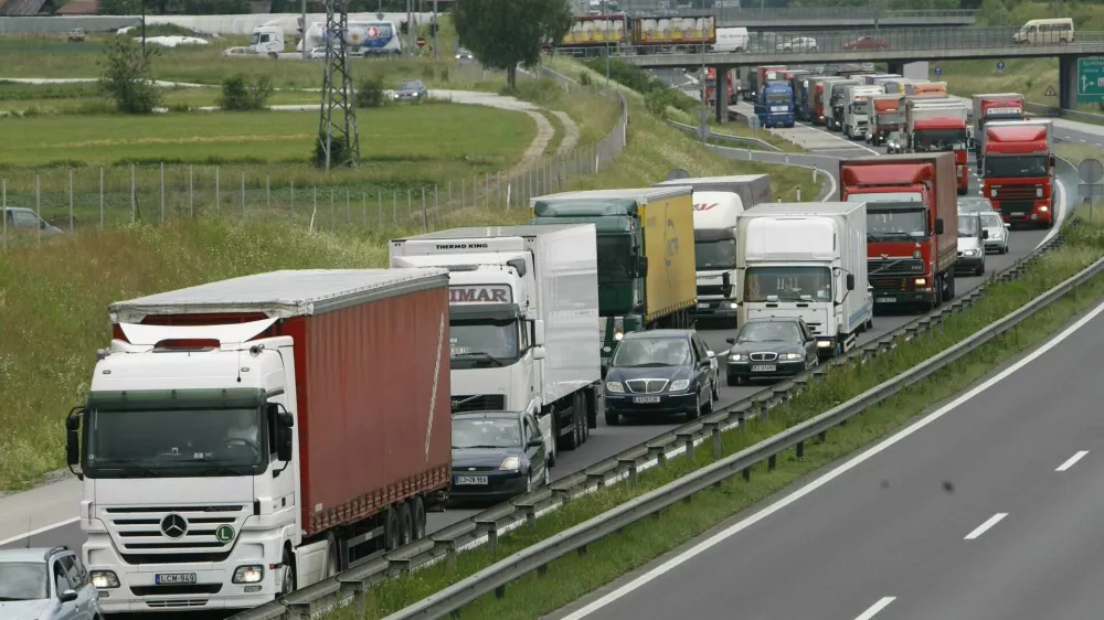 - zastoj na &scaron;tajerski avtocesti v smeri Celja od priključka &Scaron;entjakob proti Domžalam zaradi prometne nesreče, cesta zaprta od 10,49 do 19,20 ure- prometna nesreča na &scaron;tajerski avtocesti - 53-letni voznik se je peljal s tovornim vozilom po avtocesti iz Ljubljane proti Domžalam. Za odcepom za &Scaron;entjakob je trčil v tovorno vozilo s priklopnikom, ki je zaradi okvare stalo na odstavnem pasu in je bilo označeno s predpisano prometno signalizacijo. Po trčenju se je tovorno vozilo prevrnilo levo po vozi&scaron;ču.. V tistem trenutku pa je pripeljal 67-letni Ljubljančan z osebnim vozilom in trčil v prevrnjeno vozilo. Po trku sta vozili zagoreli. Voznika v tovornem vozilu, sicer madžarska državljana, v prometni nesreči nista bila po&scaron;kodovana. 53-letnik pa je s hudimi telesnimi po&scaron;kodbami obležal v gorečem vozilu, iz katerega ga je re&scaron;il 41-letnik iz okolice Ribnice- kolone - gneča//FOTO: Jaka AdamičOPOMBA: ZA OBJAVO V ČASOPISU DNEVNIK