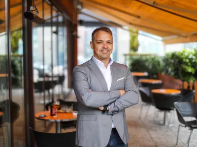 - 31.03.2022 - Dr. Peter Baloh, strokovnjak za uvajanje novosti in sprememb na področju transformacije organizacijske kulture in voditeljskih procesov - partner v E2grow, podjetju, ki je plod slovenskega znanja in hkrati eno izmed le treh Gallupovih partnerskih podjetij na svetu in avtor 22 razprodanih knjig na temo poslovne produktivnosti - //FOTO: Bojan Velikonja