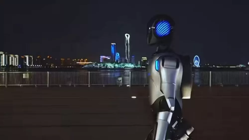 Robot agibot A2 je s sprehodom, dolgim 106 kilometrov, vstopil v Guinnessovo knjigo rekordov. 