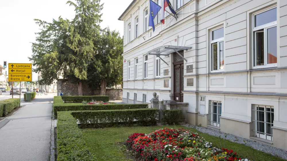 - občinska stavba - Trža&scaron;ka 1 - 26.08.2019 &ndash; Občina Vrhnika - obisk pri županu za rubriko župani zasebno //FOTO: Matjaž Ru&scaron;t