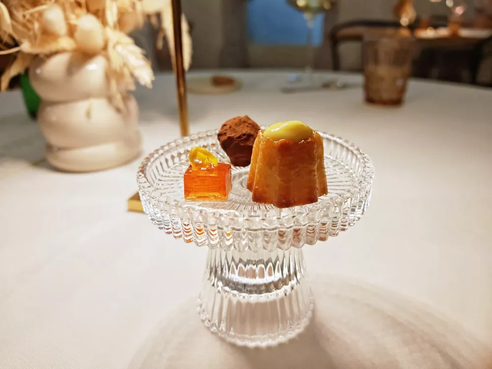 Čokoladni tartuf, žele z okusom negronija in canele z jajčno kremo. Bistro Grad &Scaron;tanjel