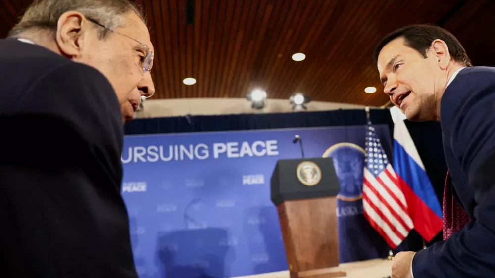 FILE PHOTO: Russian Foreign Minister Sergei Lavrov and U.S. Secretary of State Marco Rubio talk as they attend a press conference held by U.S. President Donald Trump and Russian President Vladimir Putin following their meeting to negotiate an end to the war in Ukraine, at Joint Base Elmendorf-Richardson, in Anchorage, Alaska, U.S., August 15, 2025. REUTERS/Kevin Lamarque/File Photo / Foto: Kevin Lamarque