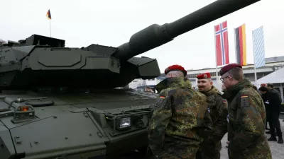 Vojaki med občudovanjem tanka leopard 2 A8 / Foto: Profimedia