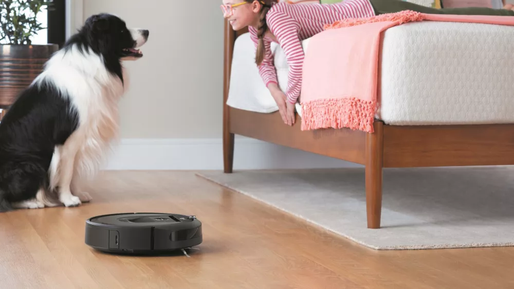 Nova raven inteligenceiRobot z najnovej&scaron;im težko pričakovanim robotskim sesalnikom iRobot&reg; Roomba&reg; i7+ prina&scaron;a novo, &scaron;e vi&scaron;jo raven inteligence in avtomatizacije pri robotskih sesalnikih. Roomba i7+ si zapomni tloris domovanja in lahko očisti le posamezne sobe, ko mu to naročimo, po či&scaron;čenju pa se izprazni kar samodejno. Zdaj na voljo tudi v Sloveniji. &raquo;Z zmožnostjo, da se nauči in si zapomni tloris domovanja ter se mu prilagaja, ter s funkcijo samodejnega odstranjevanja umazanije, je iRobot Roomba i7+ najnaprednej&scaron;i robotski sesalnik, kar smo jih naredili,&laquo; je povedal Colin Angle, predsednik uprave in izvr&scaron;ni direktor podjetja iRobot. &raquo;Ta robot &scaron;e nadgradi izvirno vizijo, ki smo jo imeli, ko smo se pred skoraj dvajsetimi leti podali na pot razvoja robotskega sesalnika.&laquo;