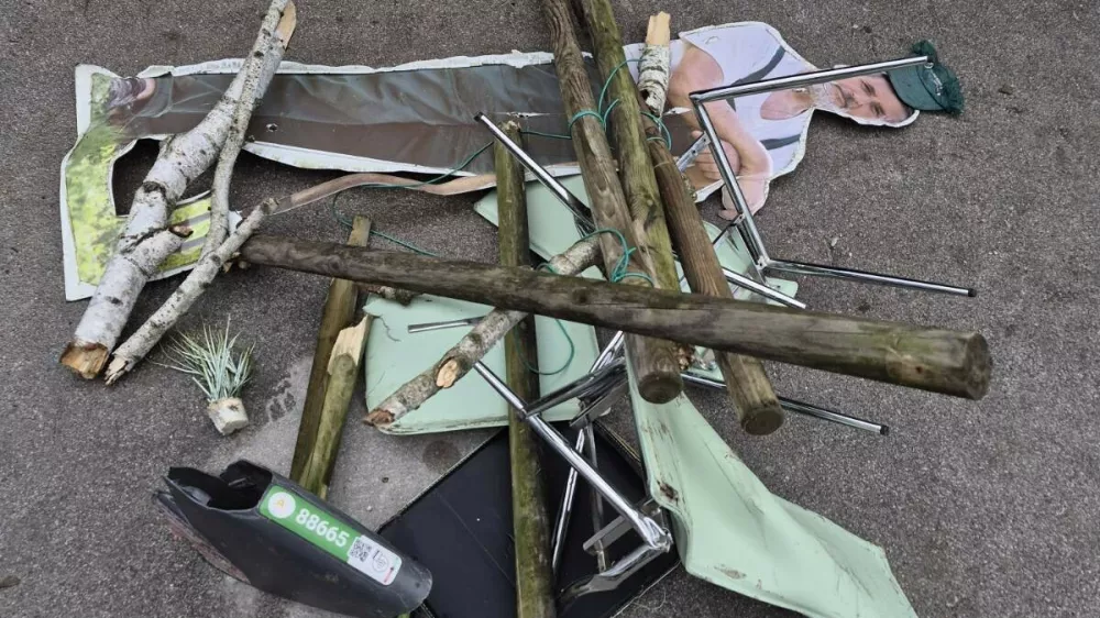 Stvari, ki so jih neznanci nastavili na železni&scaron;ke tireFoto: Slovenske železnice