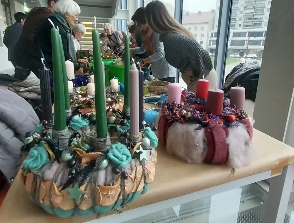 Trend niso samo naravni materiali ampak tudi &scaron;tevilo sveč. Za vsako adventno nedeljo lahko prižgete tudi dve svečki, ki so na venčku lahko tudi različnih barv in velikosti. 