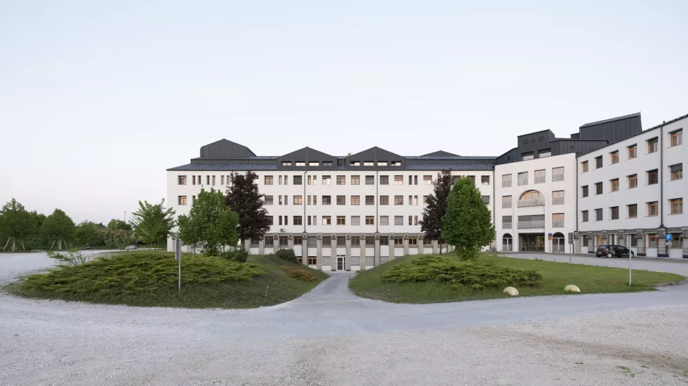 01.05.2025 Zemlji&scaron;ča za URI Soča, kjer je predvidena &scaron;iritev in&scaron;tituta. FOTO: Nik Erik Neubauer