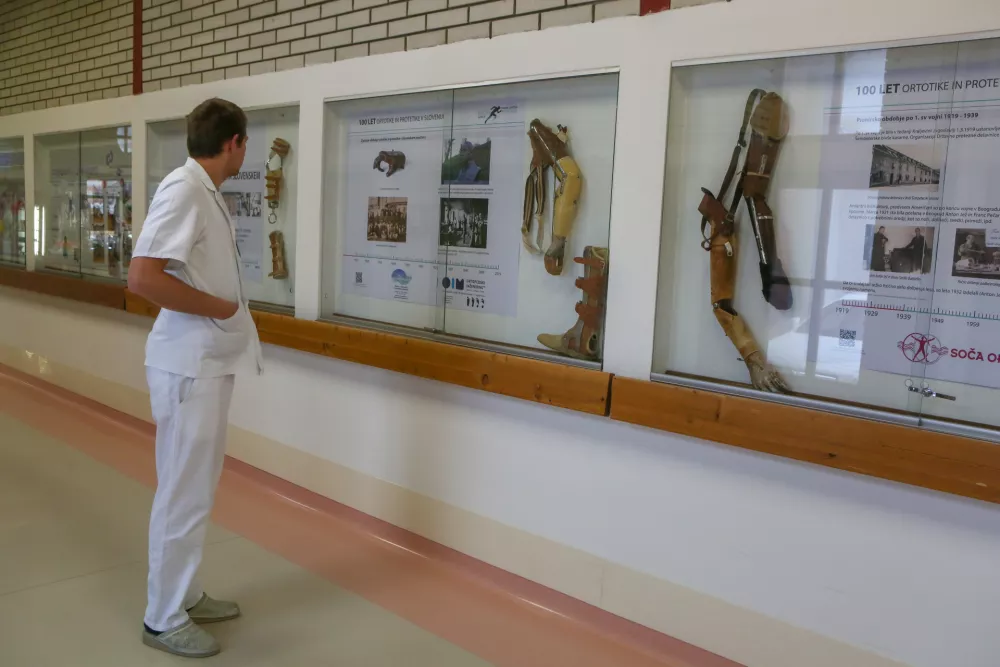 - ročne in nožne proteze, ki izvirajo iz medvojnega obdobja - ortopedski pripomočki - ortotika in protetika &ndash; proteza - 03.04.2019 - Univerzitetni rehabilitacijski in&scaron;titut RS URI Soča ob 100 letnici ortopedske tehnike in rehabilitacijske tehnologije v Sloveniji,  //FOTO: Luka Cjuha.