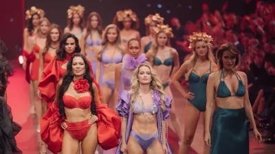 Med dekleti, ki so na dogodku ob 70 letnici Lisce oblekle njihovo spodnje perilo in se sprehodile po odru sta bili tudi iris Mulej In Nina Grilc. F Lisca