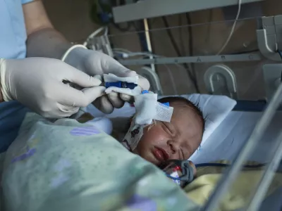 - 2.12.2013 - Pediatrična klinika UKC v Ljubljani - Klinični oddelek za neonatologijo ob 60-letnici delovanja, kjer sprejemajo novorojenčke iz vseh slovenskih porodni&scaron;nic, usmerjeni pa so v specialno diagnostiko bolnih novorojenčkov in nedono&scaron;enčkov.      //FOTO: Luka Cjuha