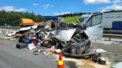 &Scaron;tajerska avtocesta, nesreča pri Tepanju, kjer je pri trku v tovorno vozilo umrlo pet tujih državljanov.Prometna nesreča, re&scaron;evanje, avtocesta, trk vozil, zastojFoto: Bralec