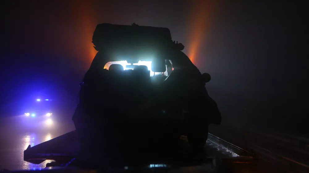 - 30.01.2016 - Primorska avtocesta pri Razdrtem - prometna nesreča med priključkoma Senožeče in razcepom Nanos proti Ljubljani - najhuj&scaron;e verižno trčenje na slovenskih cestah - vpletenih 70 vozil med njimi &scaron;tiri tovorna vozila in en avtobus - &scaron;tirje mrtvi in okoli 30 po&scaron;kodovanihi.foto: Bojan Velikonja