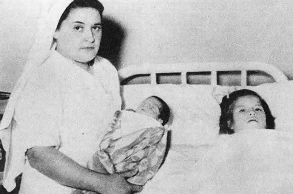 Lina Marcela Medina s sinom. Najmlaj&scaron;a mati v zgodovini, ki je rodila pri 5 letih. 