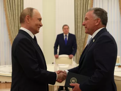 HANDOUT - 06 August 2025, Russia, Moscow: Russian President Vladimir Putin shakes hands with US&nbsp;special envoy Steve Witkoff ahead of Ukraine war talks. Photo: --/Kremlin/dpa - ATTENTION: editorial use only and only if the credit mentioned above is referenced in full