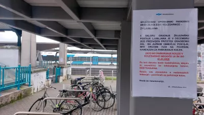 Kolesarnica pri ŽP Ljubljana ostaja do 1. januarja 2026, uporabniki opozarjajo na neurejene razmere. Foto: Miha Pav&scaron;ek