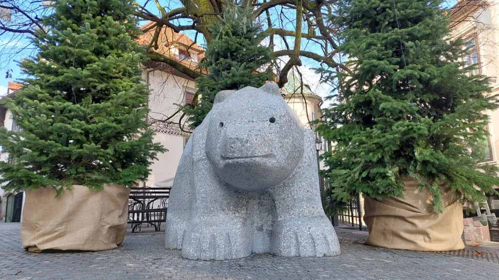 Otroci so lik medveda vzeli za svojega in ga poimenovali Loki. F Občina &Scaron;kofja Loka