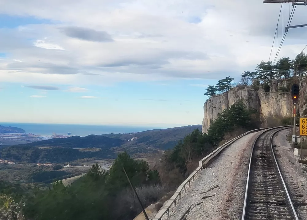 pogled s Kra&scaron;kega roba na vlaku, stara proga Koper Divača / Foto: Katja Gle&scaron;čič 