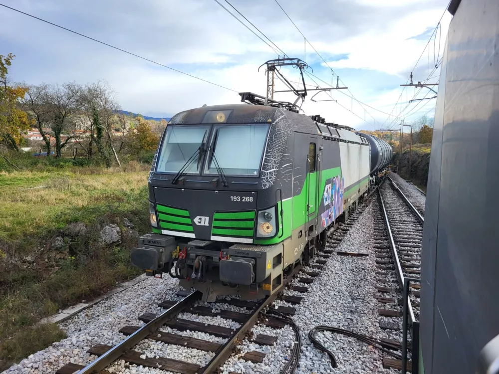 stara proga Koper Divača, križanje vlakov, čakanje vlaka s prednostjo / Foto: Katja Gle&scaron;čič 