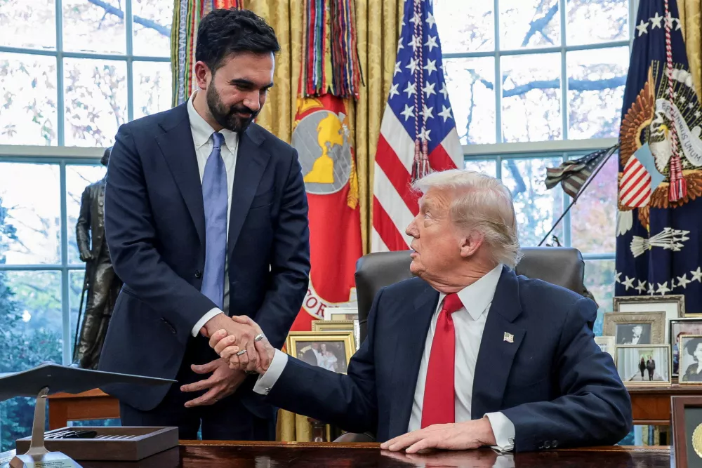 U.S. President Donald Trump and New York City Mayor-elect Zohran Mamdani shake hands as they meet in the Oval Office at the White House in Washington, D.C., U.S., November 21, 2025. REUTERS/Jonathan Ernst   TPX IMAGES OF THE DAY / Foto: Jonathan Ernst