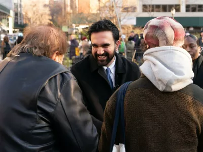 V četrtek je izvoljeni župan New Yorka Zohran Mamdani lokalnim&nbsp;najemnikom ene od sosesk delil vročo čokolado na dogodku Hot Chocolate, Frozen Rent oziroma&nbsp;Vroča čokolada, zamrznjena najemnina. /&nbsp;Foto: Profimedia