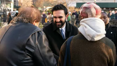 V četrtek je izvoljeni župan New Yorka Zohran Mamdani lokalnim&nbsp;najemnikom ene od sosesk delil vročo čokolado na dogodku Hot Chocolate, Frozen Rent oziroma&nbsp;Vroča čokolada, zamrznjena najemnina. /&nbsp;Foto: Profimedia