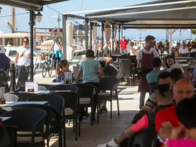 - 29.04.2024. Natakarja v kavarni in sla&scaron;čičarni v Izoli._strežba, gostinstvo, turizem, pomanjkanje turističnih delavcev.- Predlog za prvomajsko čestitko. //FOTO: Bojan Velikonja / Foto: Bojan Velikonja