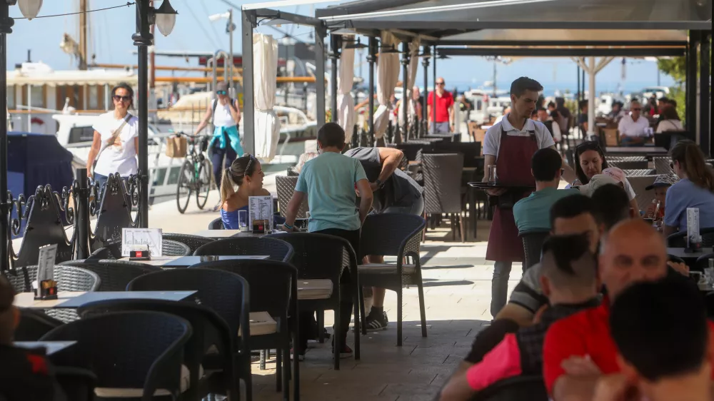 - 29.04.2024. Natakarja v kavarni in sla&scaron;čičarni v Izoli._strežba, gostinstvo, turizem, pomanjkanje turističnih delavcev.- Predlog za prvomajsko čestitko. //FOTO: Bojan Velikonja / Foto: Bojan Velikonja