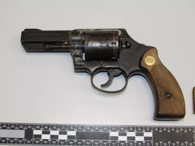 Pi&scaron;tolo, ki so jo na&scaron;li med hi&scaron;no preiskavo pri 28-letniku, so policisti zasegli. Foto: PP Trebnje