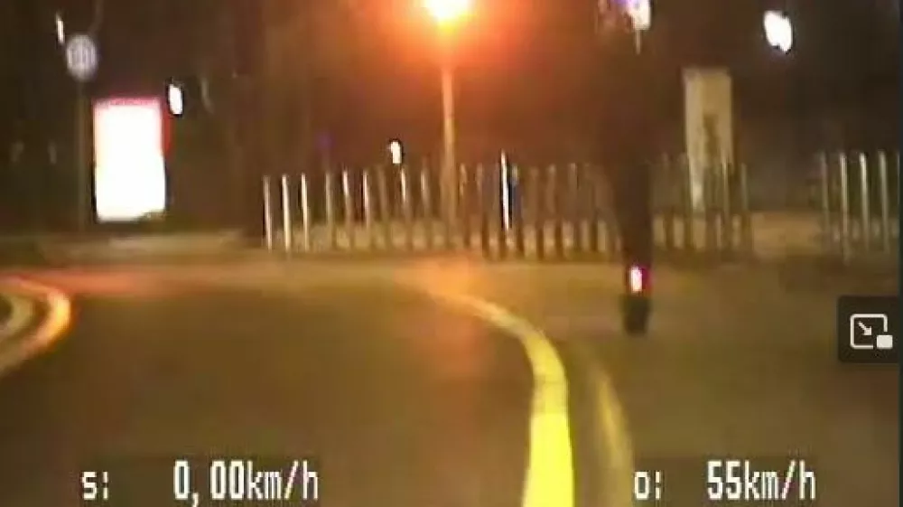 Sodeč po posnetku je sredi ceste na električnem skiroju divjal celo s hitrostjo 47 kilometrov na uro. 