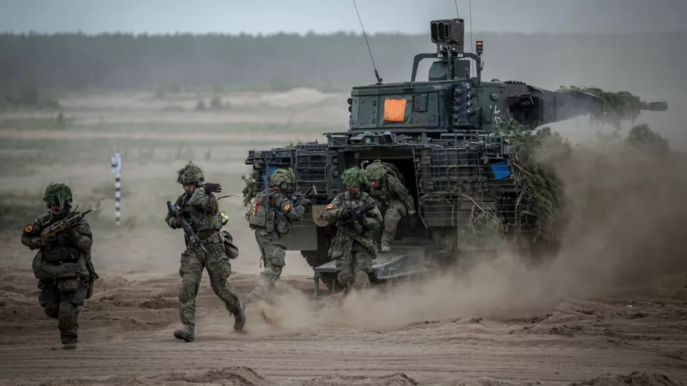 FILED - 29 May 2024, Lithuania, Pabrade: German army soldiers jump out of a Puma infantry fighting vehicle at the end of the NATO exercise Quadriga 2024. Despite reports of problems with digitizing its battlefield communications, the Bundeswehr is sticking to its plan to refit a first division by the end of 2027. Photo: Kay Nietfeld/dpa