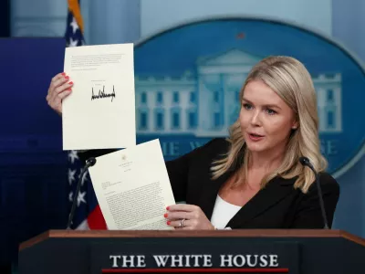 White House Press Secretary Karoline Leavitt shows a signed letter on tariffs from U.S. President Donald Trump to South Korean President Lee Jae Myung during a press briefing at the White House in Washington, D.C., U.S., July 7, 2025. REUTERS/Evelyn Hockstein REFILE - CORRECTING NAME OF LETTER RECIPIENT FROM "JAPANESE PRIME MINISTER SHIGERU ISHIBA" TO "SOUTH KOREAN PRESIDENT LEE JAE MYUNG"   TPX IMAGES OF THE DAY