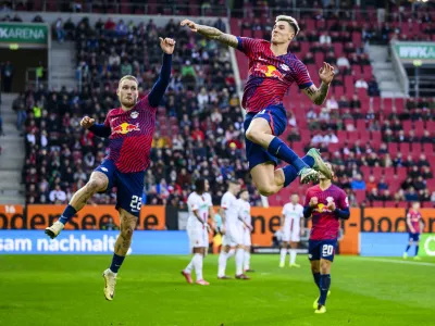 obrezek za pasico - Benjamin &Scaron;e&scaron;ko10 February 2024, Bavaria, Augsburg: Leipzig's Benjamin Sesko (R) celebrates with Leipzig's David Raum (L) after his goal during the German Bundesliga soccer match between FC Augsburg and RB Leipzig at WWK-Arena. Photo: Tom Weller/dpa - WICHTIGER HINWEIS: Gem&auml;&szlig; den Vorgaben der DFL Deutsche Fu&szlig;ball Liga bzw. des DFB Deutscher Fu&szlig;ball-Bund ist es untersagt, in dem Stadion und/oder vom Spiel angefertigte Fotoaufnahmen in Form von Sequenzbildern und/oder video&auml;hnlichen Fotostrecken zu verwerten bzw. verwerten zu lassen.