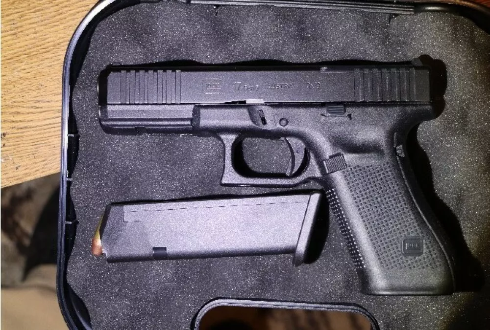 V hi&scaron;ni preiskavi so zasegli tudi pi&scaron;tolo Glock. 