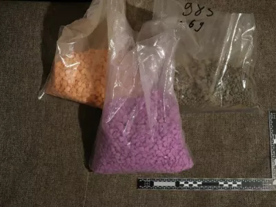 V hi&scaron;ni preiskavi so policisti zasegli udi večjo količino tablet. 